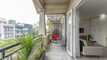 Suite, 1 Queen Bed with Sofa bed, City View | Free WiFi, wheelchair access