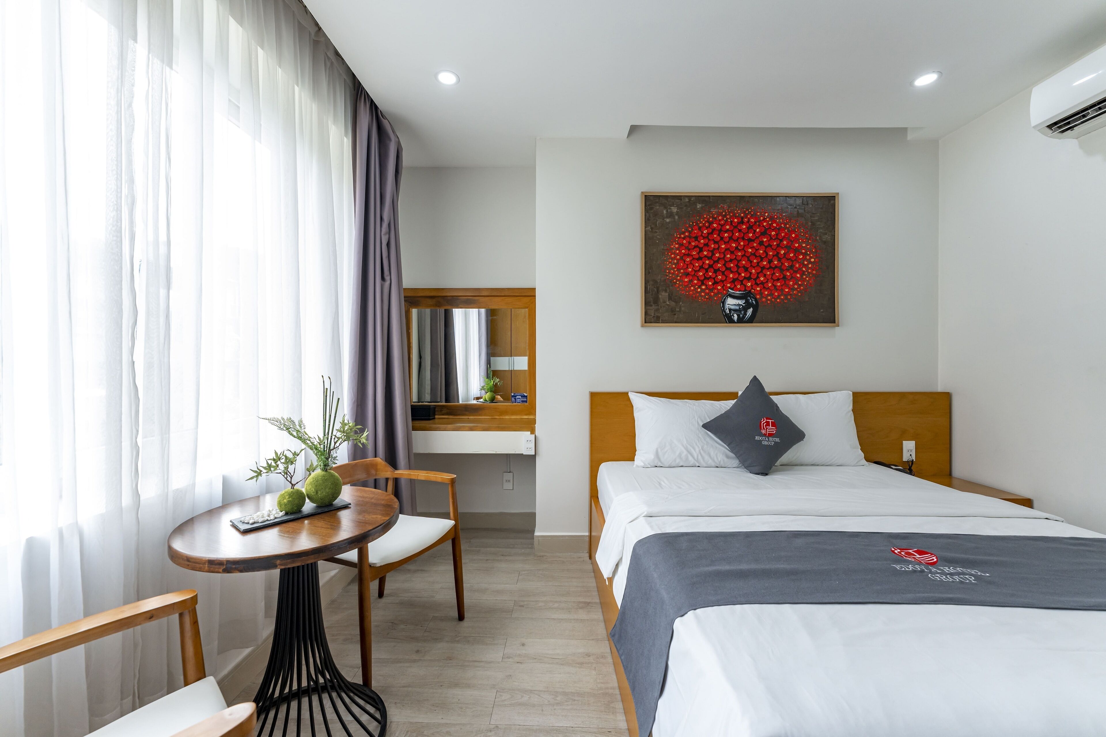 Une chambre d’hôtel comprenant un lit, un bureau, une chaise et une table à manger.