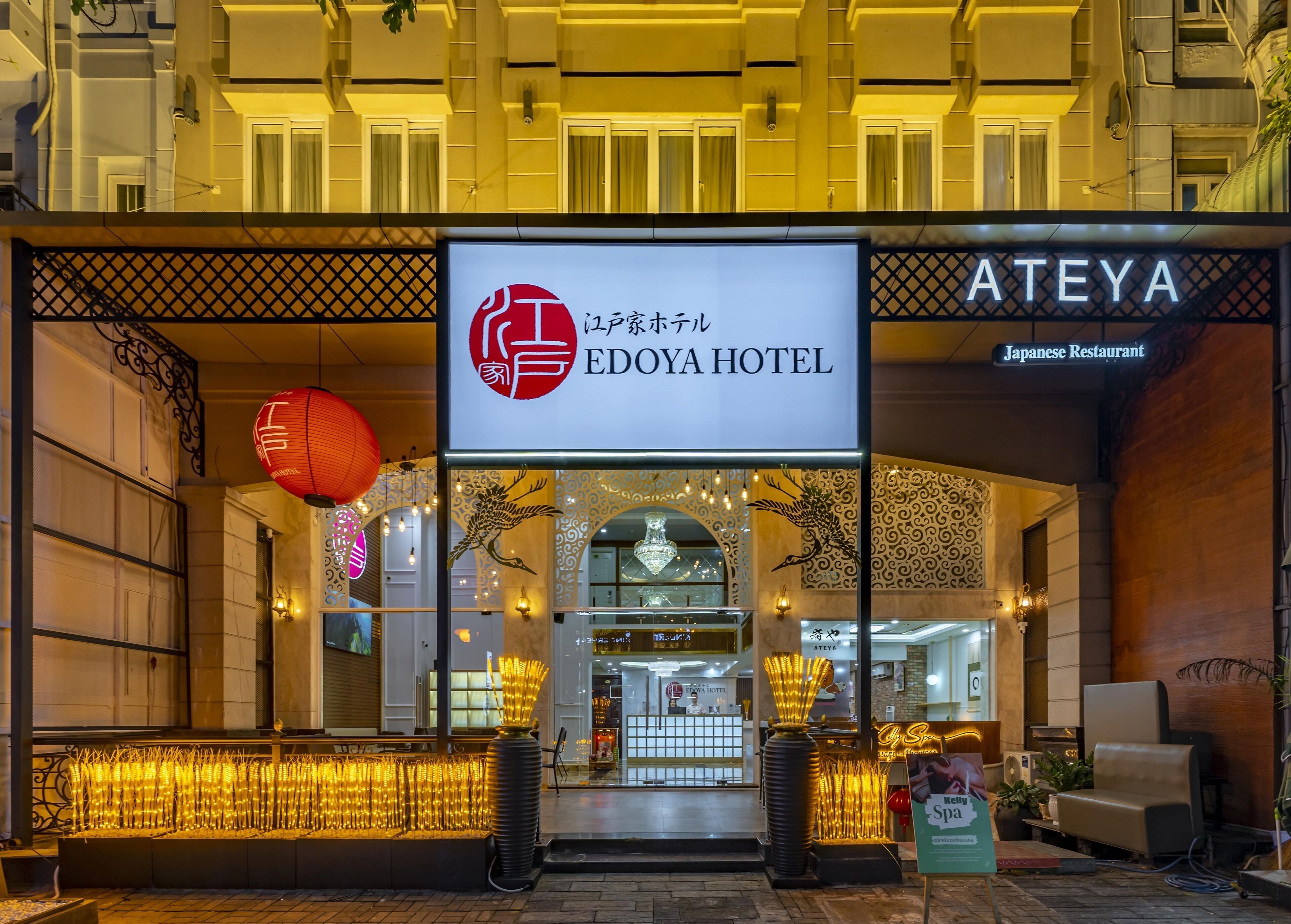 Exterior del HOTEL EDOYA, con un cartel que indica que es un restaurante japonés.