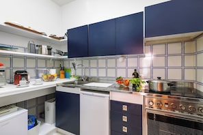 Wasserkocher mit Kaffee-/Teezubehör, Kühlschrank, Mikrowelle, Ofen