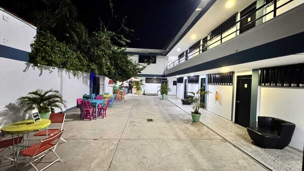 تناول الطعام بالخارج