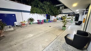 تناول الطعام بالخارج