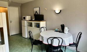 Dining - Studio for 4 People - Comfort (Bagnères-de-Bigorre)