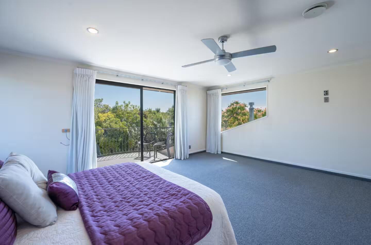 4 عدّة غرف نوم ومكواة/لوح كي وواي فاي وملاءات أسرّة