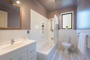 Shower, hair dryer, towels, soap - Relax in Sunny Motueka, 4 Bdrm, near Abel Tasman (Motueka)