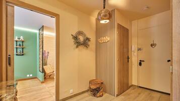 Suihku, poreamme, hiustenkuivaaja, pyyhkeet