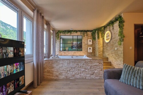 Suite Scandinave avec Spa & Sauna privés – Évasion haut de gamme