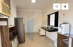 Private kitchen - Cozy house in Caldas Novas with private heated pool. (Caldas Novas)