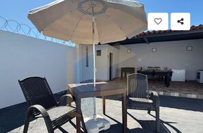 Outdoor dining - Cozy house in Caldas Novas with private heated pool. (Caldas Novas)