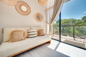 مساحة عمل للكمبيوتر المحمول وواي فاي مجانًا وملاءات أسرّة