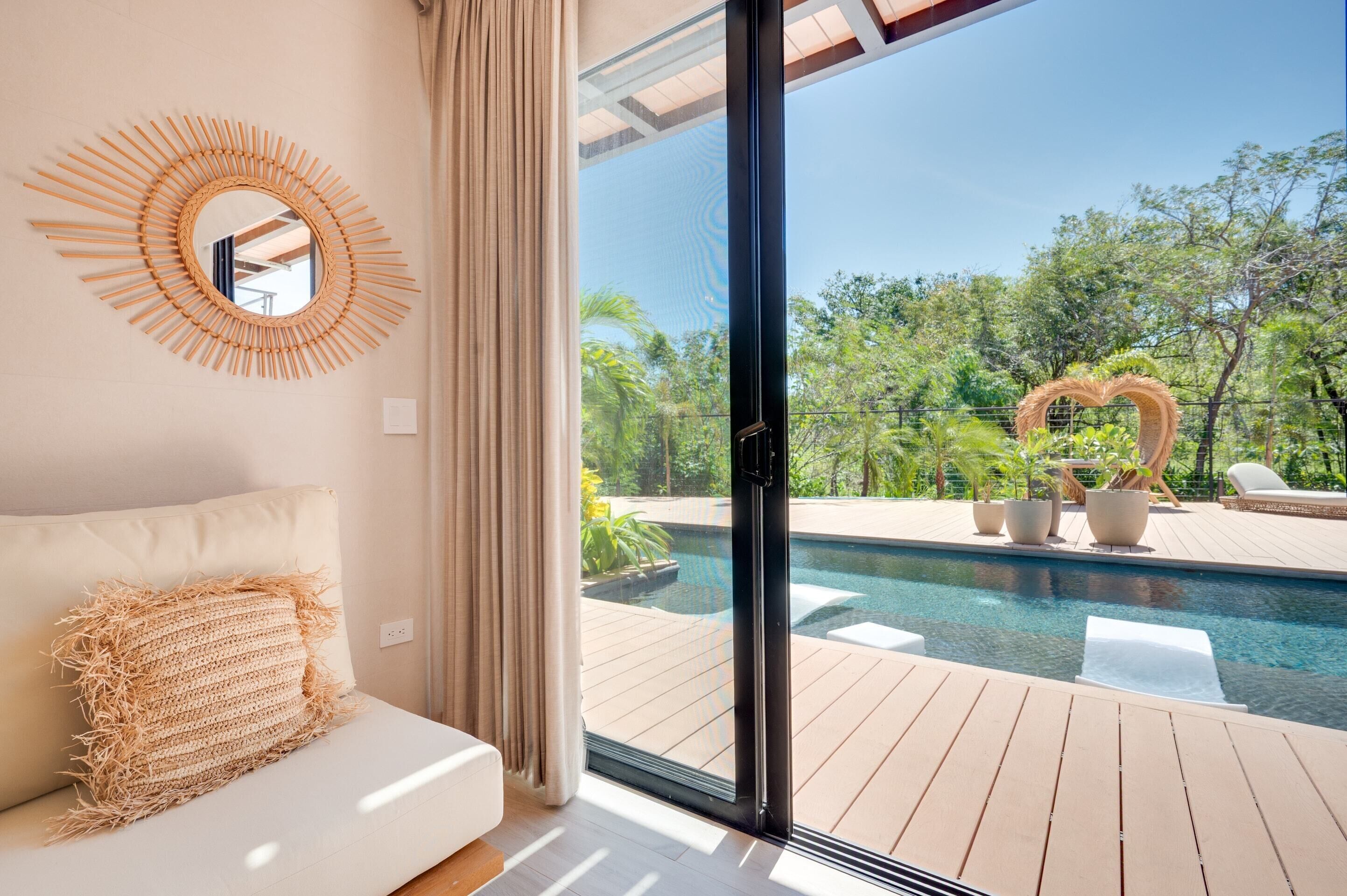 ノートパソコン用作業スペース、WiFi (無料)、ベッドシーツ