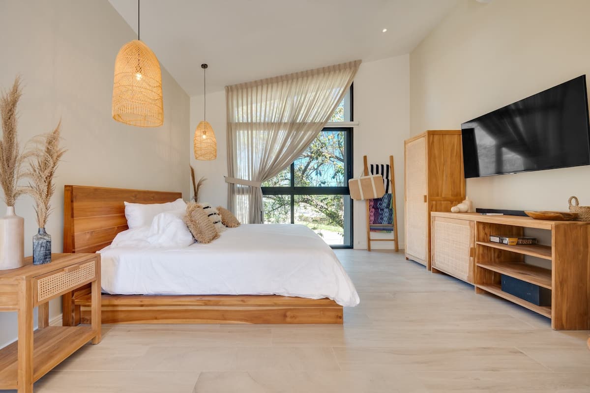 Laptop workspace, free WiFi, bed sheets