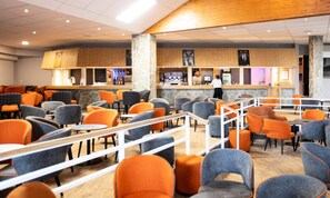 Bar (on property) - Holiday Home in Alps With Ski Slope Access (Huez)