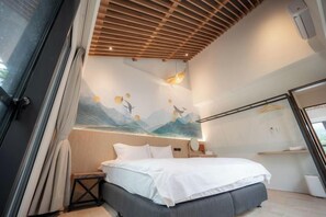 A modern bedroom with a bed, a wall-mounted artwork, and a wooden ceiling. - Tiansong Villa (Yilan)