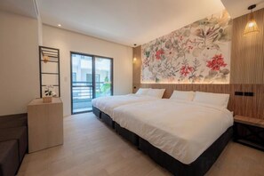 Ein Schlafzimmer mit einem großen Bett, einem Nachttisch, einem Kleiderschrank und einer Glastür, die auf einen Balkon führt.