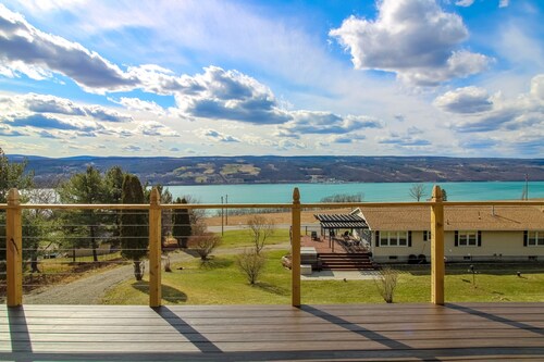 Lakeview house and studio with deck, gym - W/D