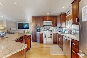 ثلاجة، ميكروويف، فرن، موقد طهي مسطح