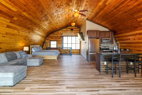 Lakeview house and studio with deck, gym - W/D