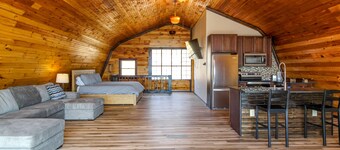 Lakeview house and studio with deck, gym - W/D