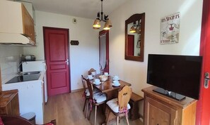 Fridge, microwave, coffee/tea maker, electric kettle - Apartment in Pelvoux Near Ecrins Park (Vallouise-Pelvoux)