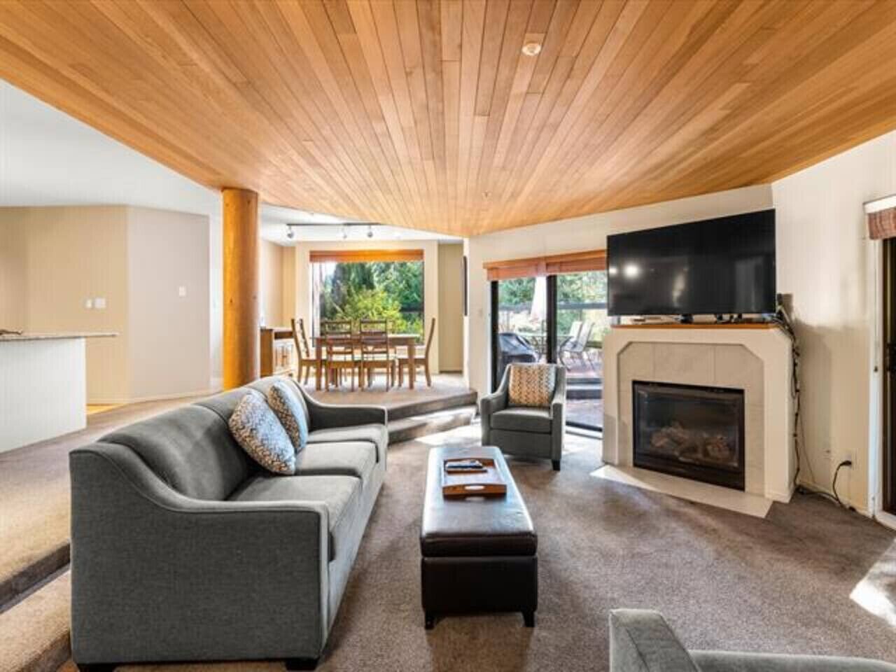 Älytelevisio, takka, videopelejä, pöytätennispöytä