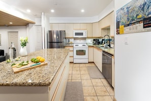 ثلاجة، ميكروويف، فرن، موقد طهي مسطح