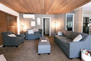 Smart-tv, een open haard, videospelletjes en een tafeltennistafel