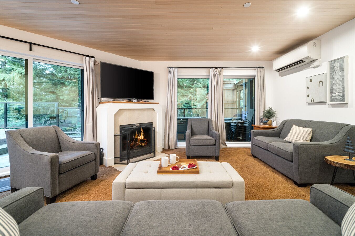 Smart-tv, een open haard, videospelletjes en een tafeltennistafel