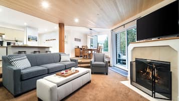 Smart TV, chimenea, videojuegos y tenis de mesa