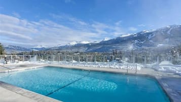 Alberca al aire libre y alberca climatizada