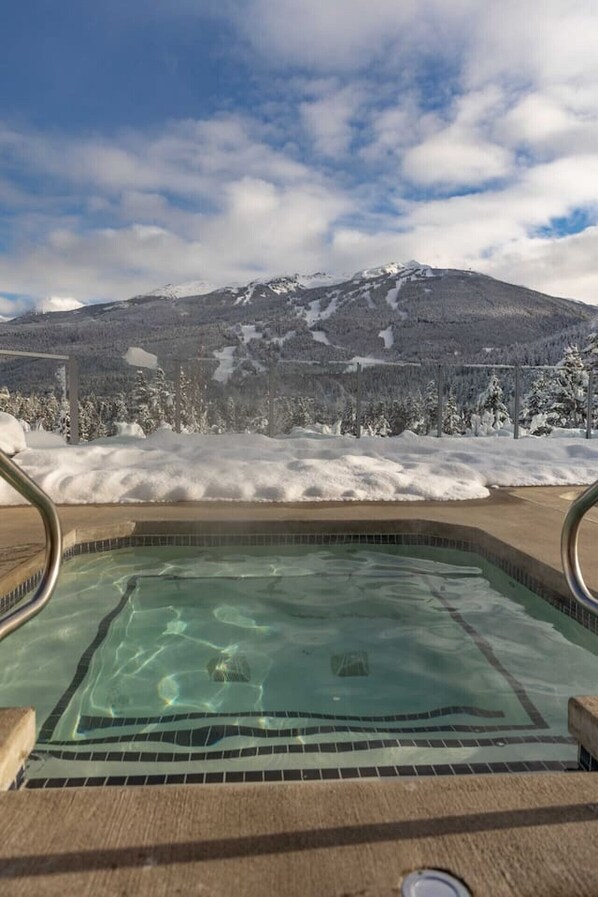 Een buitenzwembad en een verwarmd zwembad