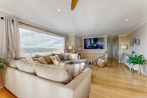 Spacious lakeview house with deck, gym, and W/D