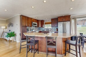 ثلاجة، ميكروويف، فرن، موقد طهي مسطح