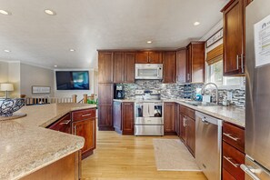 ثلاجة، ميكروويف، فرن، موقد طهي مسطح