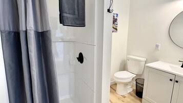 Ducha, secador de pelo y toallas