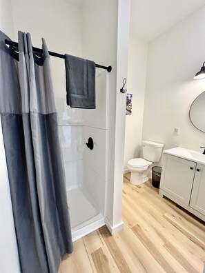 Ducha, secador de pelo y toallas