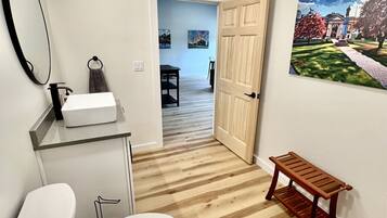 Ducha, secador de pelo y toallas