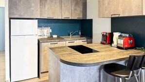 Coffee/tea maker, oven, electric kettle, toaster - Holiday Home in Grau du Roi Near Beach (Le Grau-Du-Roi)