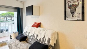 Living area - Holiday Home in Grau du Roi Near Beach (Le Grau-Du-Roi)