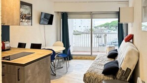 Living area - Holiday Home in Grau du Roi Near Beach (Le Grau-Du-Roi)