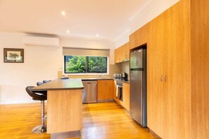Private kitchen - Cooinda - Your "Happy Place" at the base of Mt Buller (Merrijig)