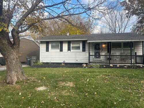 Welcoming 4-bedroom cozy house, Four minutes away from the Husky refinery