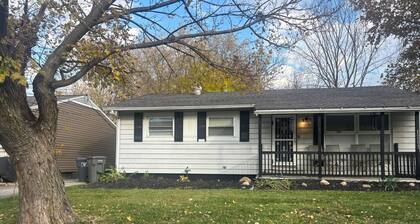 Welcoming 4-bedroom cozy house, Four minutes away from the Husky refinery