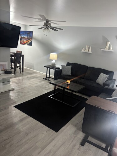 Welcoming 3-bedroom cozy house, Four minutes away from the Husky refinery