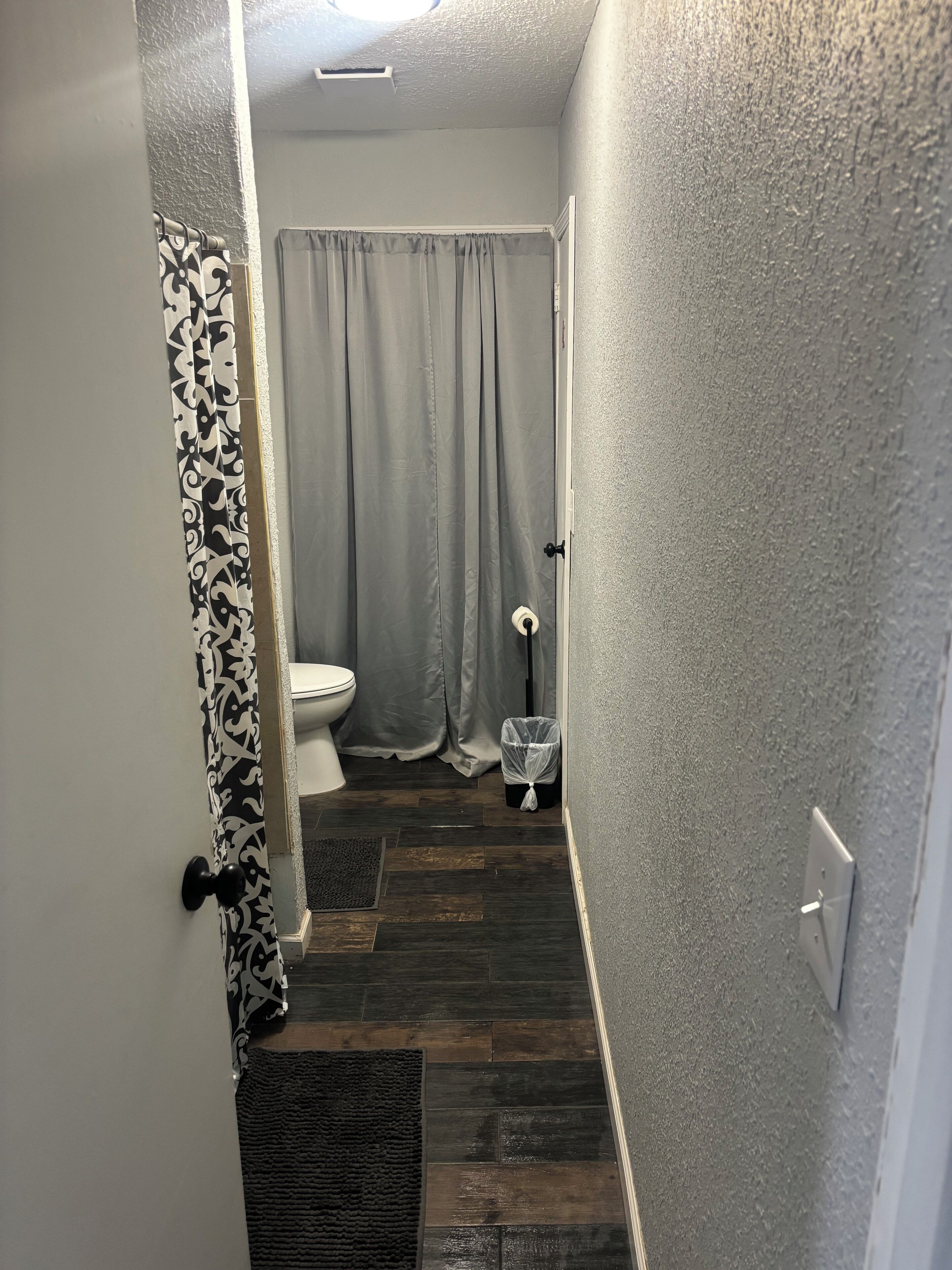 Haartrockner, Handtücher, Toilettenpapier