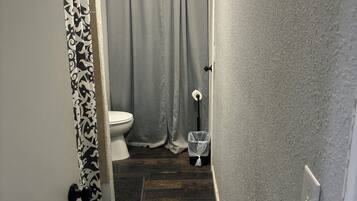 Haartrockner, Handtücher, Toilettenpapier