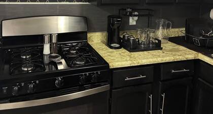 Welcoming 4-bedroom cozy house, Four minutes away from the Husky refinery
