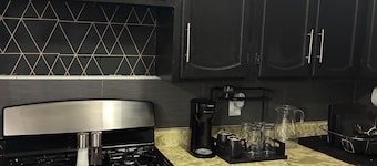 Welcoming 4-bedroom cozy house, Four minutes away from the Husky refinery
