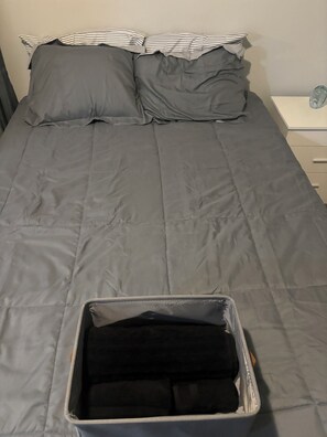 4 habitaciones, tabla de planchar con plancha, wifi y ropa de cama 