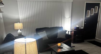 Welcoming 3-bedroom cozy house, Four minutes away from the Husky refinery